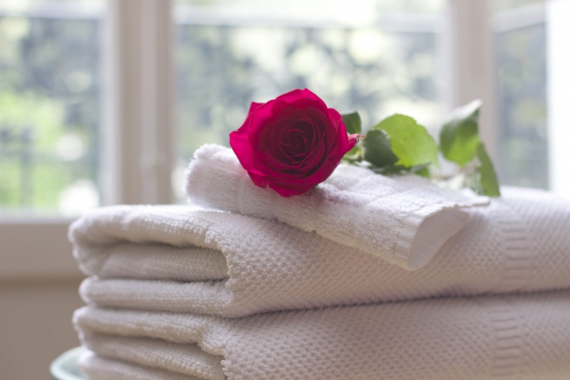 hotel-LUCERAM-min_towel_rose_clean_care_salon_spa_white_bath-731641